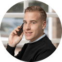 Een man is aan het bellen